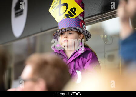 Una bambina indossa un SNP in stile cofano Pasqua come ella attende l arrivo di Nicola Lo Storione al SNP Edinburgh West circoscrizione mozzo della campagna Foto Stock