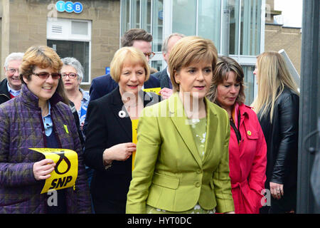 SNP leader Nicola Storione milita in Edinburgh West circoscrizione con potenziali candidati parlamentari Michelle Thomson (in rosso) Foto Stock