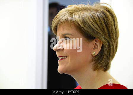 SNP leader scozzese e primo ministro di storione Nicola raffigurato durante un tour di Barnardo i bambini la carità di uffici a Kirkcaldy Foto Stock