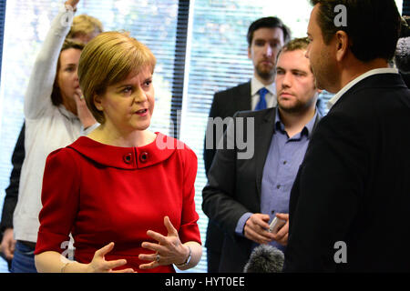 SNP leader scozzese e primo ministro Nicola Storione dà un intervista televisiva durante un tour di Barnardo i bambini la carità di uffici a Kirkcaldy Foto Stock