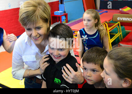 SNP leader e primo ministro Nicola Storione pone per fotografie con alcuni dei giovani ginnasti su una campagna per un bambini club di ginnastica in Ryton Foto Stock