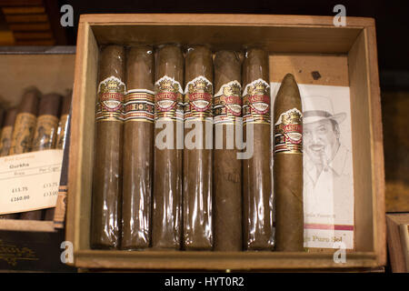 James Fox J, più antico cigar shop a Londra stabilito da Robert Lewis nel 1787, mercanti di sigari su St Jame's Street, Londra, Inghilterra, Regno Unito Foto Stock