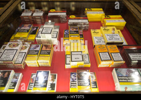 James Fox J, più antico cigar shop a Londra stabilito da Robert Lewis nel 1787, mercanti di sigari su St Jame's Street, Londra, Inghilterra, Regno Unito Foto Stock