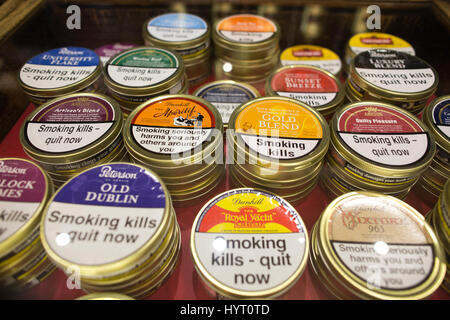 James Fox J, più antico cigar shop a Londra stabilito da Robert Lewis nel 1787, mercanti di sigari su St Jame's Street, Londra, Inghilterra, Regno Unito Foto Stock