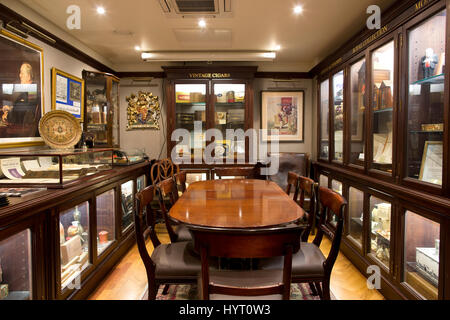 James Fox J, più antico cigar shop a Londra stabilito da Robert Lewis nel 1787, mercanti di sigari su St Jame's Street, Londra, Inghilterra, Regno Unito Foto Stock