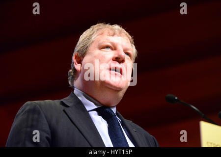 Angus Robertson MP, SNP Westminster leader, espone il partito della mira per il 2015 elezione generale presso il partito della conferenza annuale in Perth Foto Stock