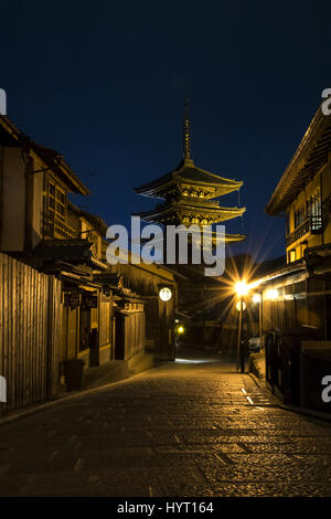 Giappone - Kyoto Yasaka Pagoda e Sannen Zaka Street nella notte Foto Stock