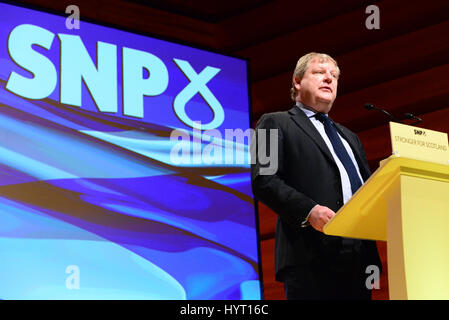 Angus Robertson MP, SNP Westminster leader, espone il partito della mira per il 2015 elezione generale presso il partito della conferenza annuale in Perth Foto Stock