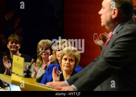 Il neo-eletto leader SNP Nicola storione (C) guarda come Alex Salmond dà il suo discorso di commiato per il partito della conferenza annuale in Perth Foto Stock