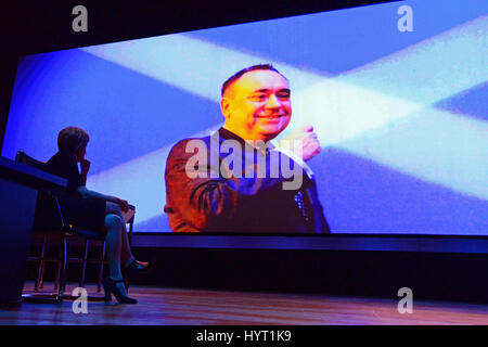 Il neo-eletto leader SNP Nicola Storione guarda un film con Alex Salmond a dare il suo contributo di partito, il partito della conferenza annuale in Perth Foto Stock