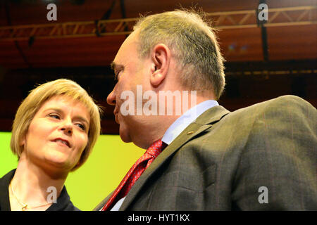 Il neo-eletto leader SNP Nicola Storione uscente e leader Alex Salmond dopo il suo discorso di commiato per il partito della conferenza annuale in Perth Foto Stock