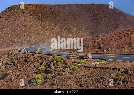 Strada tortuosa al vertice ofHaleakala parco nazionale situato nei pressi del cratere vulcanico delle Hawaii Maui USA Foto Stock