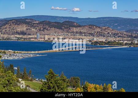Una vista del ponte sul lago Okanagan tra West Kelowna e Kelowna Brititsh Columbia in Canada con una vista di Kelowna skyline e una marina in t Foto Stock