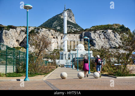 La passeggiata che conduce a una moschea in Europa Point con la Rocca di Gibilterra in background, la moschea si affaccia sul nord litorale africano. Euro Foto Stock