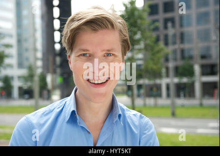 Close up ritratto di un sorridente giovane uomo che pongono al di fuori Foto Stock