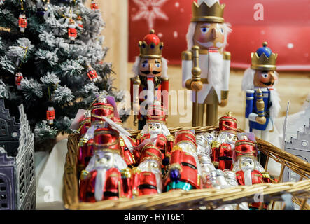 Schiaccianoci e varie albero di Natale decorazioni come dono negozio di souvenir presso una delle tante bancarelle del Bazaar di Natale a Vilnius, in Lituania. Foto Stock