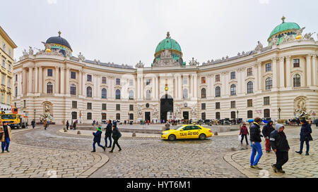 Vienna, Austria - 31 agosto 2013: persone presso il St Michael ala del Palazzo di Hofburg a Vienna, in Austria. Foto Stock