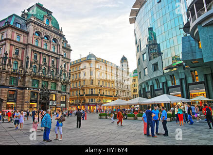 Vienna, Austria - 31 agosto 2013: la gente a piedi nella città vecchia di Vienna vicino a St Stephen cattedrale, Austria. Foto Stock