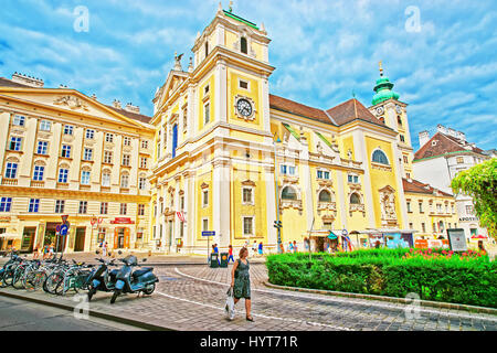 Vienna, Austria - 21 agosto 2012: Monastero di Schottenstift in Freyung Street a Vienna, Austria. Persone sullo sfondo. Foto Stock