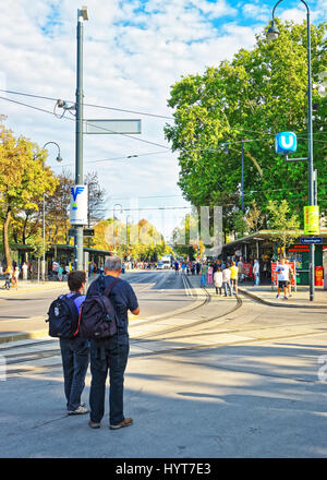 Vienna, Austria - 31 agosto 2013: turisti con zaini su Shmerlingplatz a Vienna, in Austria Foto Stock