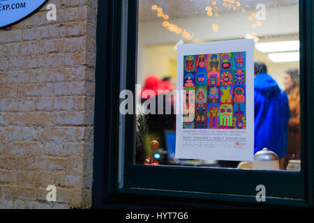 Troy NY è un artistico, eclettica città e partecipa a un venerdì notte arte open house. Molti dei negozi, bar e gallerie sono aperte. Questa notte è stata r Foto Stock