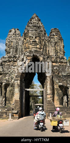 Vista verticale della porta del sud a Angkor Thom in Cambogia. Foto Stock