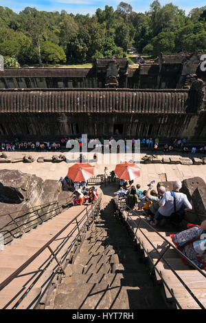 Vista verticale delle persone che visitano la guglia principale a Angkor Wat in Cambogia. Foto Stock