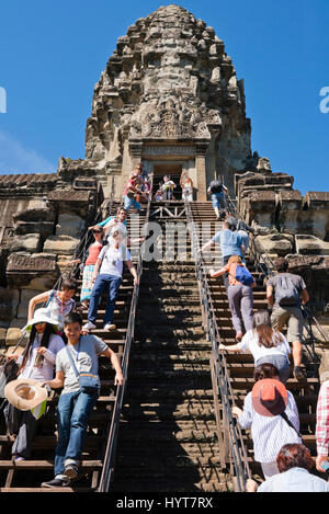 Vista verticale delle persone che visitano la guglia principale a Angkor Wat in Cambogia. Foto Stock