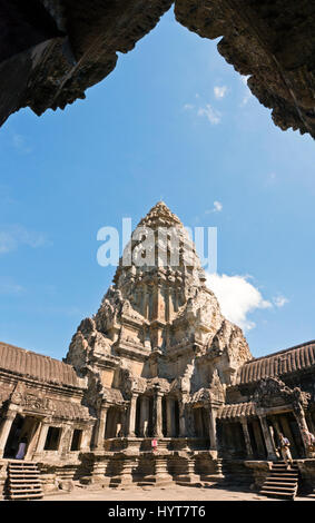 Vista verticale dei principali guglia centrale a Angkor Wat in Cambogia. Foto Stock