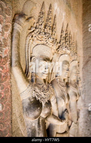 Vista verticale di intricati Apsrara ballerini sulle pareti di Angkor Wat in Cambodi Foto Stock