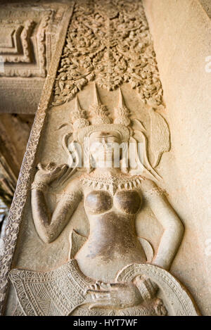 Vista verticale di un intricato Apsrara ballerina sulle pareti di Angkor Wat in cambo Foto Stock