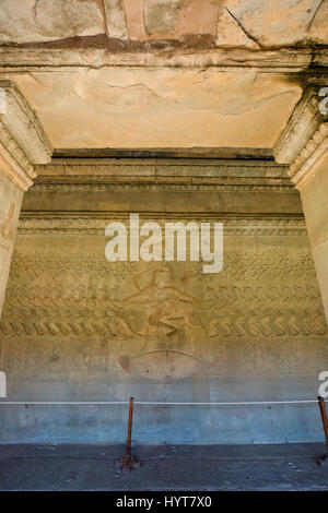 Vista verticale di intricati intagli sulle pareti di Angkor Wat in Cambogia. Foto Stock