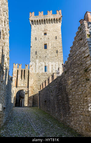 Il borgo medievale di Vigoleno, situato in Emilia Romagna Foto Stock