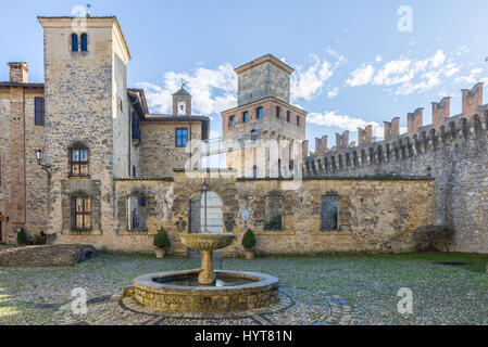 Il borgo medievale di Vigoleno, situato in Emilia Romagna Foto Stock