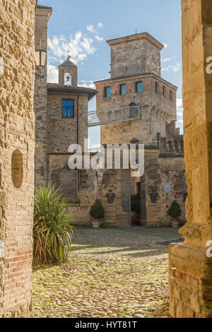 Il borgo medievale di Vigoleno, situato in Emilia Romagna Foto Stock