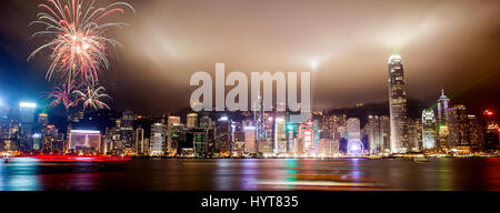 Vista panoramica della skyline di Hong Kong con il laser, washer e fuochi d'artificio illuminano il cielo di notte sul Victoria Harbour. Vista dal centro cittadino di Tsim S Foto Stock