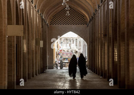 ISFAHAN, IRAN - 20 agosto 2016: Le donne di indossare il velo islamico a camminare in una strada del bazaar coperto di Isfahan foto delle ragazze e delle donne weari Foto Stock