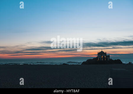 Cappella Senhor da Pedra su Miramar Beach di notte, vicino a Porto, Portogallo. Foto Stock