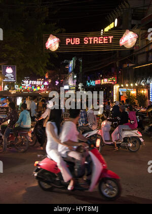 Vista verticale della scena notturna al Pub Street a Siem Reap, Cambogia. Foto Stock