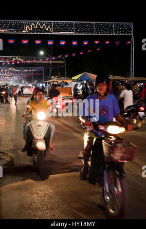 Verticale tempo di notte streetview in Siem Reap in Cambogia. Foto Stock