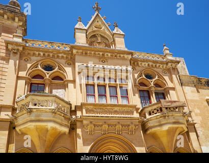 La facciata, in stile barocco, dell'austero Palazzo del Vescovo sulla Piazza San nottolino di Mdina. Malta Foto Stock