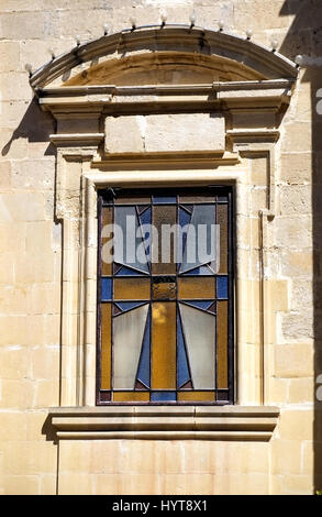 La finestra con una vetrata raffigurante un 8 punte Croce Maltese. Rabat. Malta Foto Stock