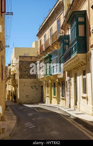 Le strette strade lastricate con il tipico stile Maltese balconi verde sul case residenziali. Rabat. Malta Foto Stock