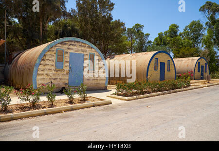 Il vecchio hangar abbandonati che sono ora botteghe e laboratori di Ta' Qali artigianato villaggio di Attard, Malta Foto Stock