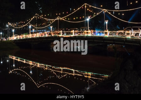 Vista orizzontale di persone e di traffico che attraversa un ponte in Siem Reap di notte in Cambogia Foto Stock