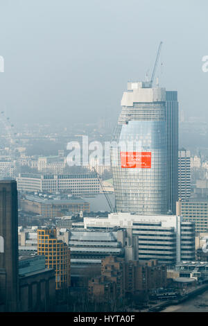 Vista dell'appartamento torre a 1 Blackfriars attraverso una finestra del grattacielo Walkie-Talkie edificio a 20 Fenchurch Street, City of London, E Foto Stock