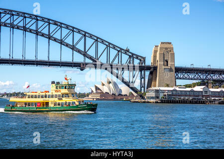 Ferry di Sydney passa la Sydney Opera House di Sydney e il Sydney Harbour Bridge,l'Australia Foto Stock