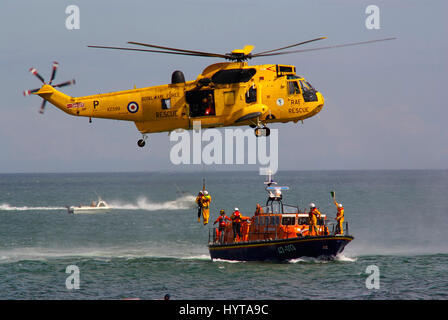 Westland Sea King HC 3 303 Sqn, dimostrazione di Winching con Moelfre Lifeboat, 47-013, Robert An Violet. Foto Stock