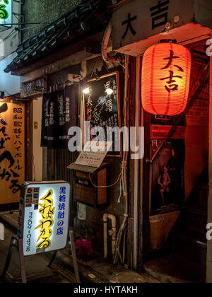 Chochin lanterna e indicazioni stradali all'entrata sakeya bar, Golden Gai una strada posteriore Showa era area di intrattenimento, Shinjuku, Tokyo. Foto Stock