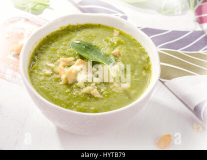 Ciotola di verde zuppa di verdure. Messa a fuoco selettiva Foto Stock